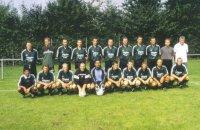 1. Mannschaft im Jahr 2002 mit Spielertrainer Christian Arnold (rechts vorne)