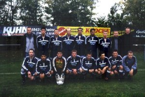 1. Mannschaft im Jahr 2000 mit Spielertrainer Peter Tonn (3. von links hinten)