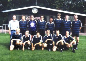 2. Mannschaft im Jahr 2000 mit Betreuer Reinhold Hartig (links hinten)