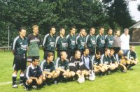 1. Mannschaft im Jahr 2002 mit Spielertrainer Christian Arnold (rechts vorne)