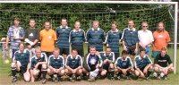 2. Mannschaft im Jahr 2002 mit Betreuer Reinhold Hartig (2. rechts hinten) und Vorsitzendem Fan-Club 'Leere Kiste' Pogo Stock (rechts vorne)